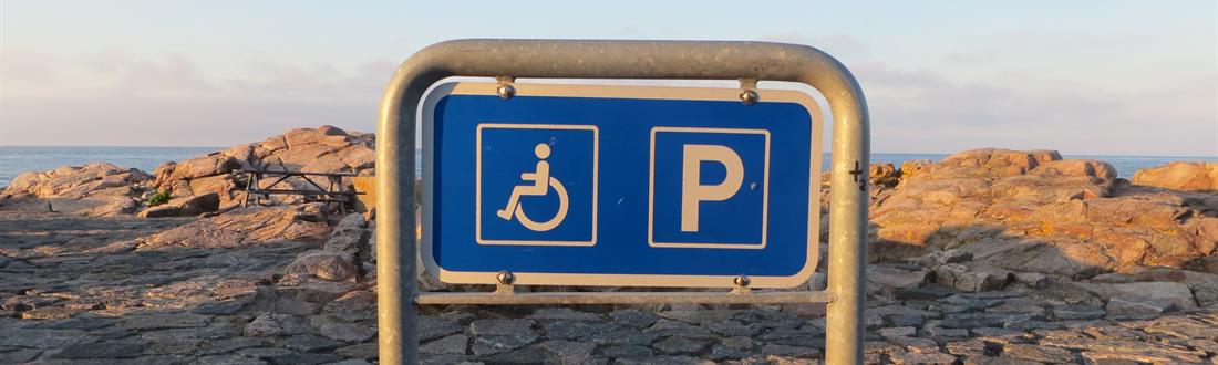 Skilt til handicapparkeringsplads på Gudhjem havn