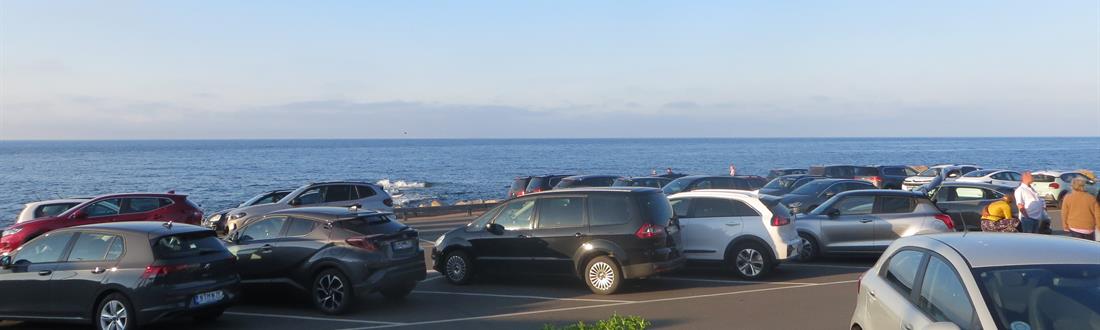 Parkerede biler på Gudhjem havn